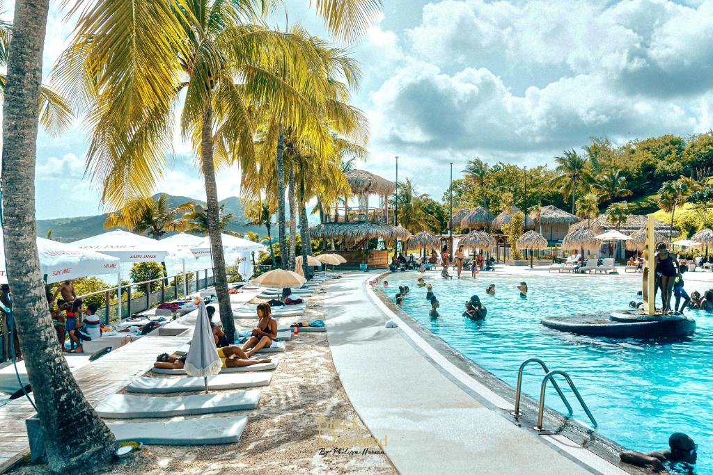 Bazén v ubytování Studio "Ti Joyau", vue mer, piscine, classé Tourisme 4 étoiles nebo v jeho okolí