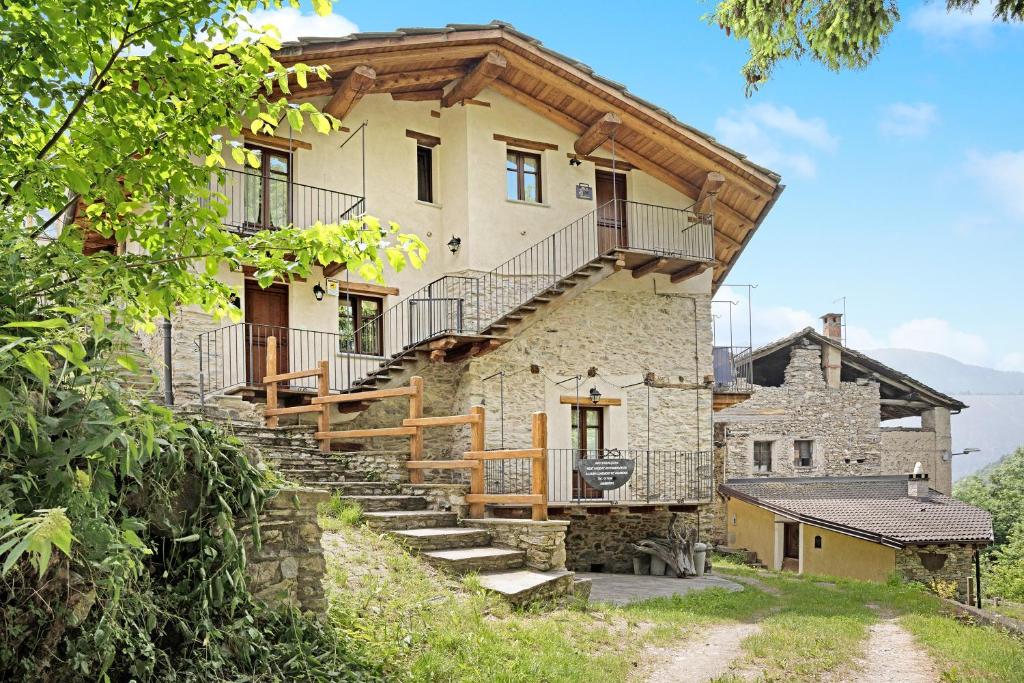 uma casa grande com escadas que levam até ela em Arnica Tano di Grich em Cesani
