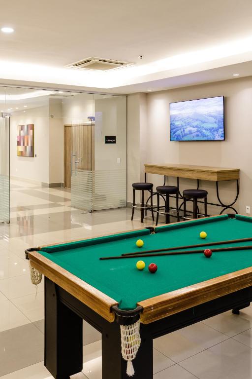 Uma mesa de bilhar em Promenade Link Stay Barra da Tijuca