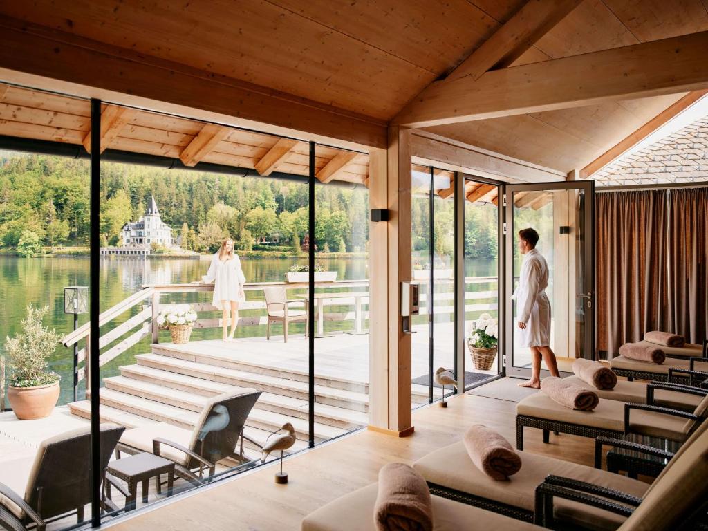 Balkón nebo terasa v ubytování TAUROA Seehotel Grundlsee