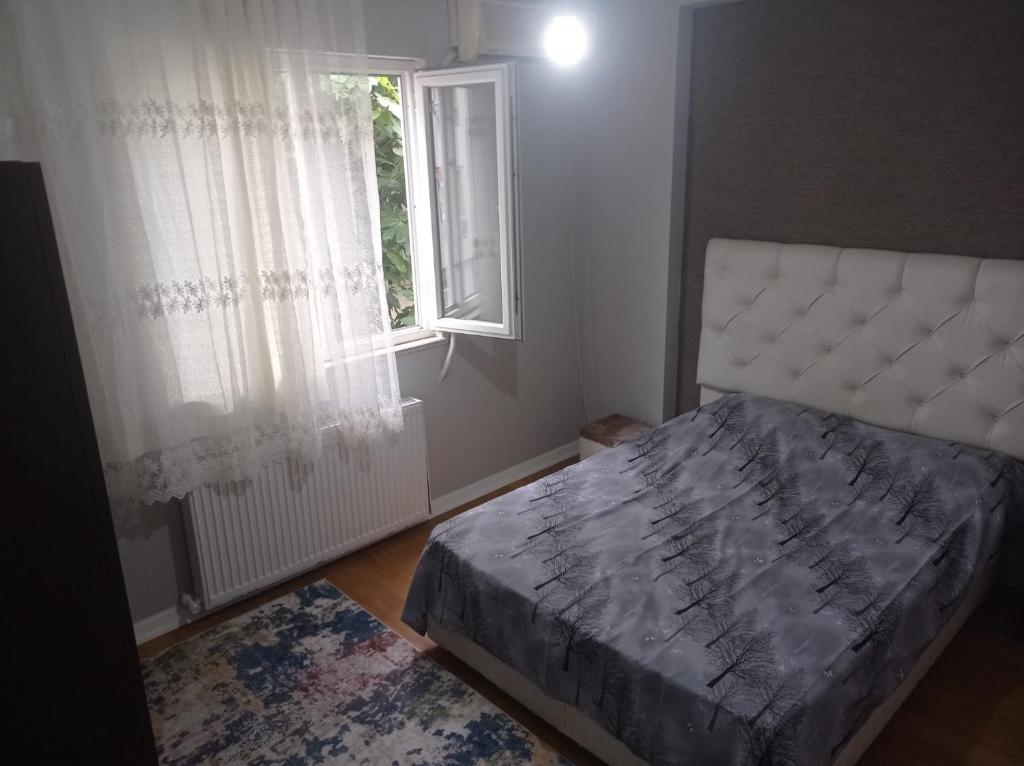 sypialnia z łóżkiem i oknem w obiekcie goldwinn turizm w mieście Trabzon