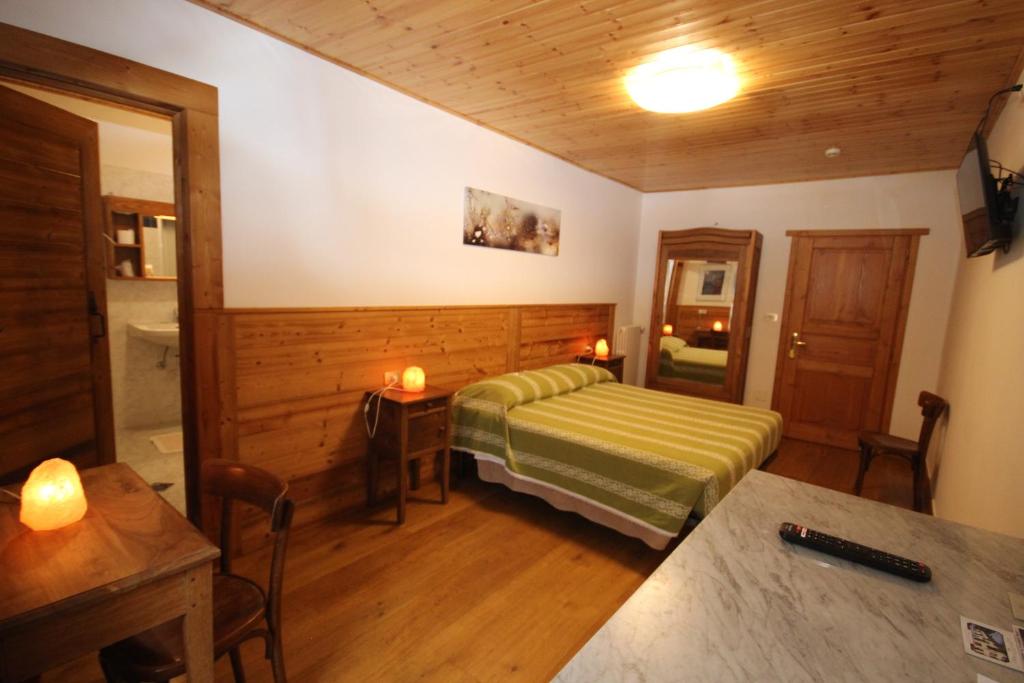 Postel nebo postele na pokoji v ubytování Hotel Col Du Mont