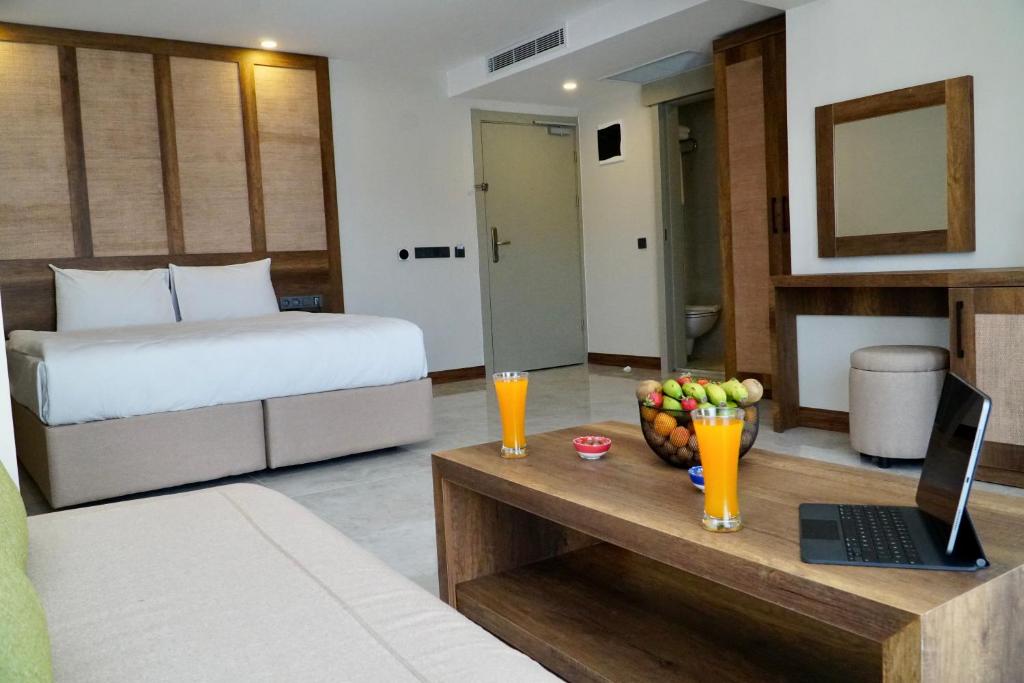 una habitación de hotel con una cama y un ordenador portátil en una mesa en Caglayan pansiyon en Bodrum