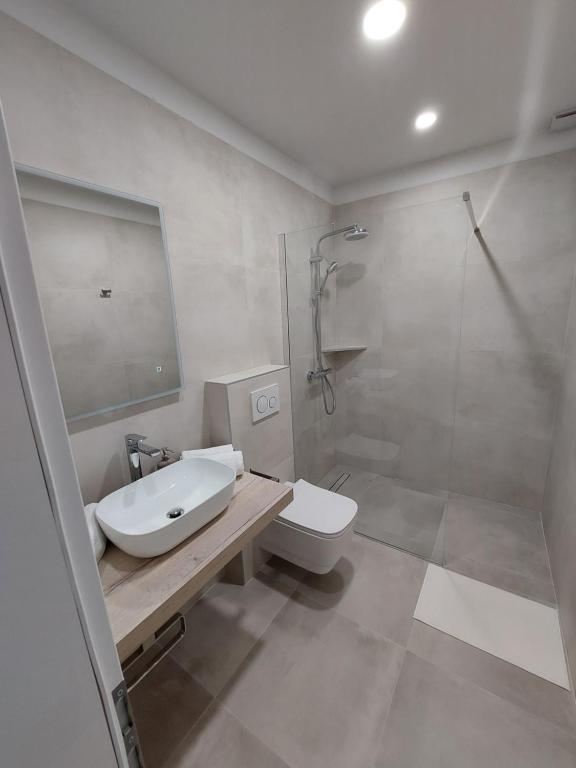 Guest House Nina - Quarto Duplo Com Varanda (2 Adultos + 1 Criança)