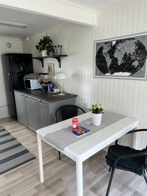 Vänersborg في فيرنيشبورغ: طاولة بيضاء وكراسي في مطبخ مع كونتر