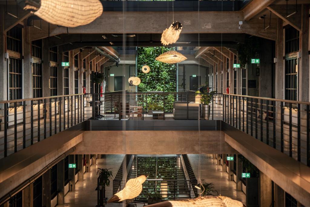 een uitzicht over de lobby van een gebouw bij MONTOWNIA Lofts & Experience in Gdańsk