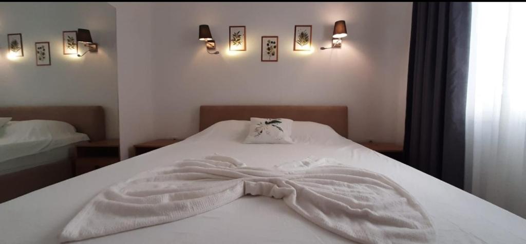 - un lit blanc avec une couverture dans l'établissement Santorini Evleri, à Marmaris