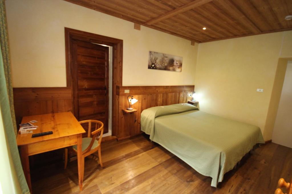 Postel nebo postele na pokoji v ubytování Hotel Col Du Mont