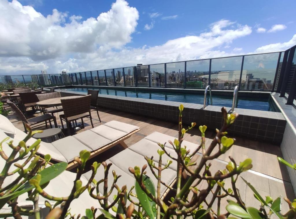 - un balcon avec une piscine au-dessus d'un bâtiment dans l'établissement One Way, à João Pessoa