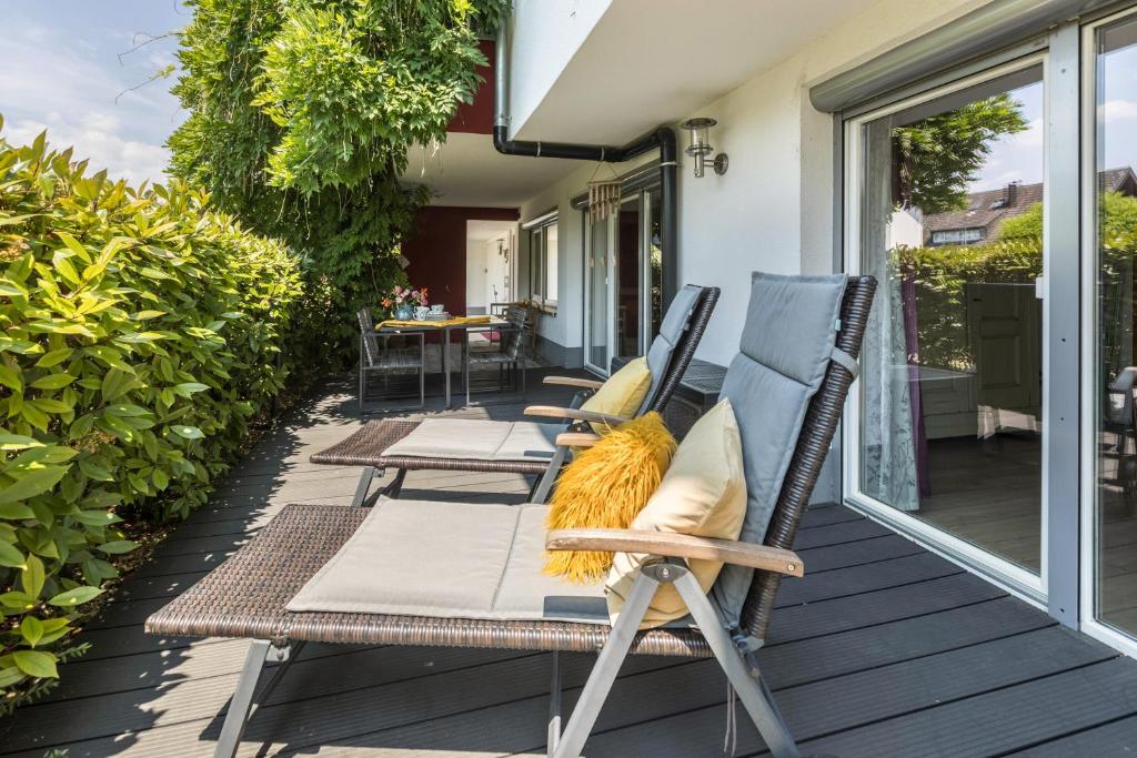 un patio con sillas y una mesa en un porche en Haus Auryn en Markelfingen