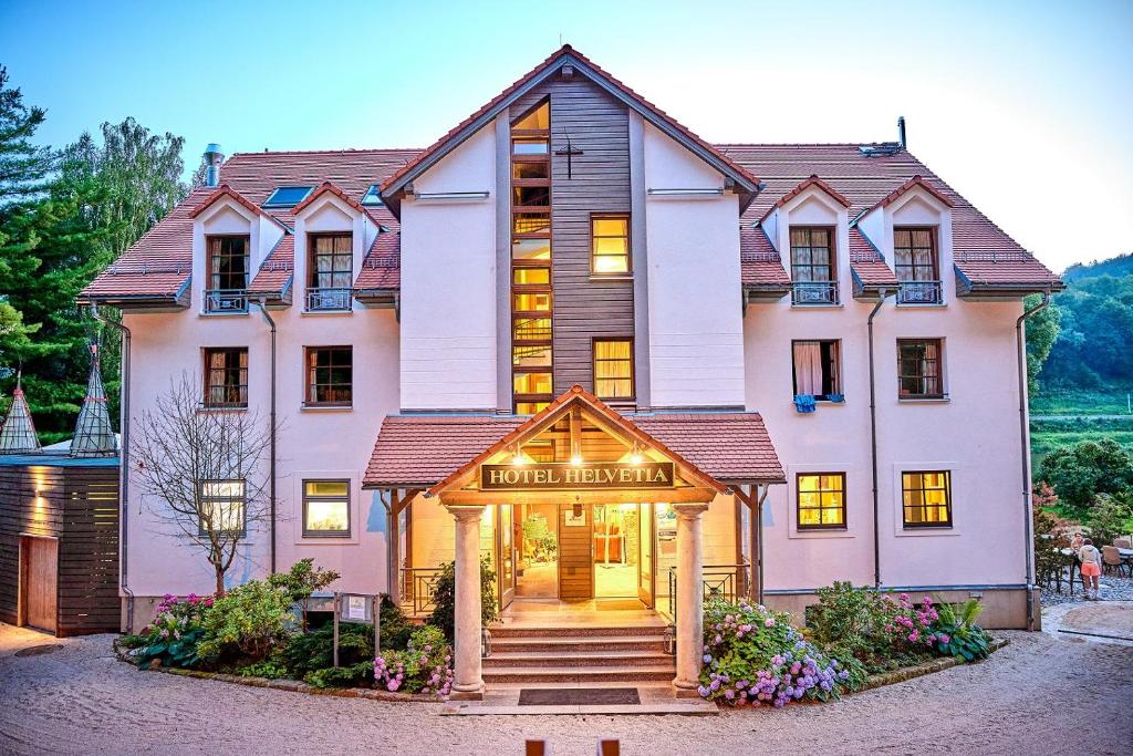 une maison avec un panneau indiquant l'hôtel franklin dans l'établissement Bio-Hotel Helvetia, à Bad Schandau