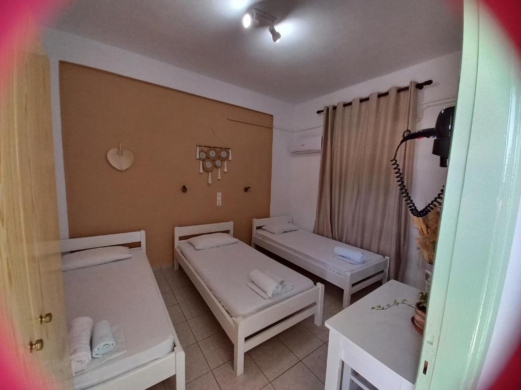 Postel nebo postele na pokoji v ubytování Stafylos Rooms