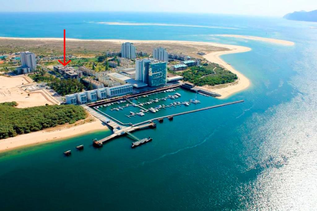 eine Luftaufnahme eines Resorts an einem Strand in der Unterkunft Troia Garden View Apartment in Troia