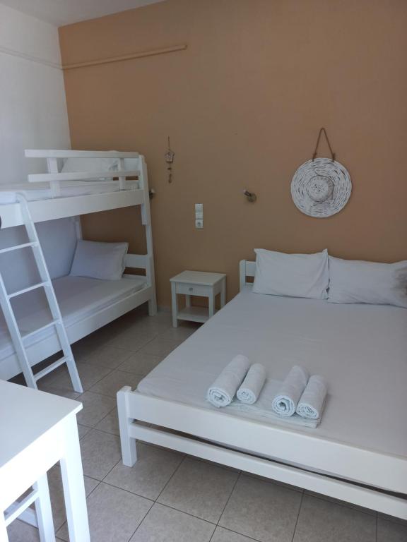 Postel nebo postele na pokoji v ubytování Stafylos Rooms