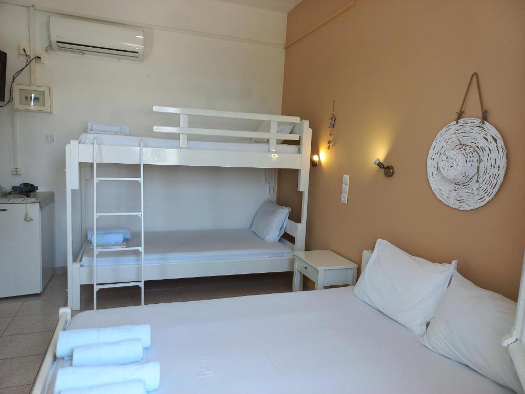 Postel nebo postele na pokoji v ubytování Stafylos Rooms