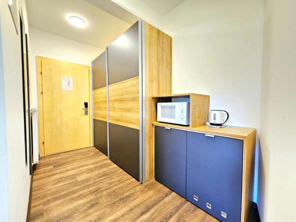 a room with a microwave on top of a counter at Familienhotel Trebesingerhof in Trebesing
