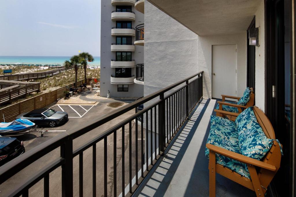 Un balcón con una silla y vistas al océano. en Nautilus 2308 Gulf View 2 Bedroom 3rd Floor Free Beach Service en Fort Walton Beach