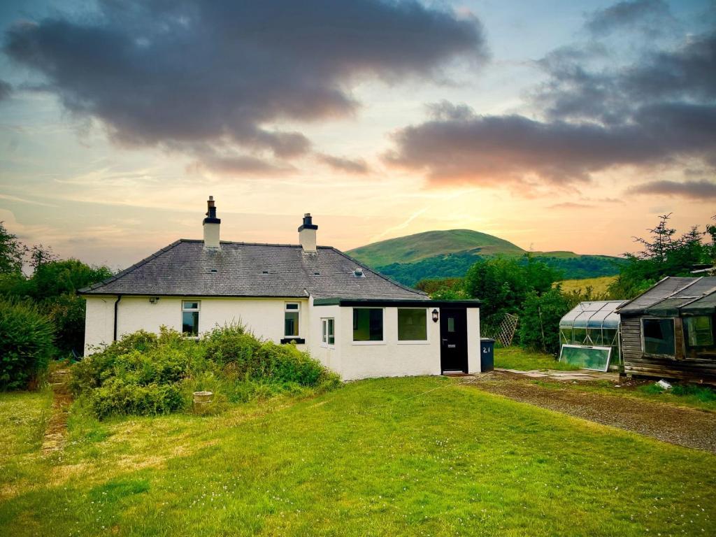Damhead Cottage in Edinburgh with a Hot Tub, Edinburgh (updated prices