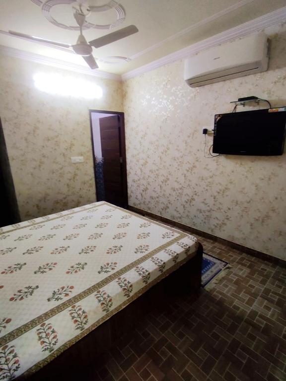 Postel nebo postele na pokoji v ubytování Sukh Sagar Hotel