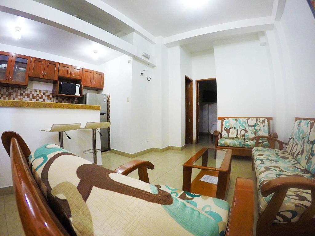 ein Wohnzimmer mit einem Sofa und einem Tisch in der Unterkunft Bello-Oriente-II in Iquitos
