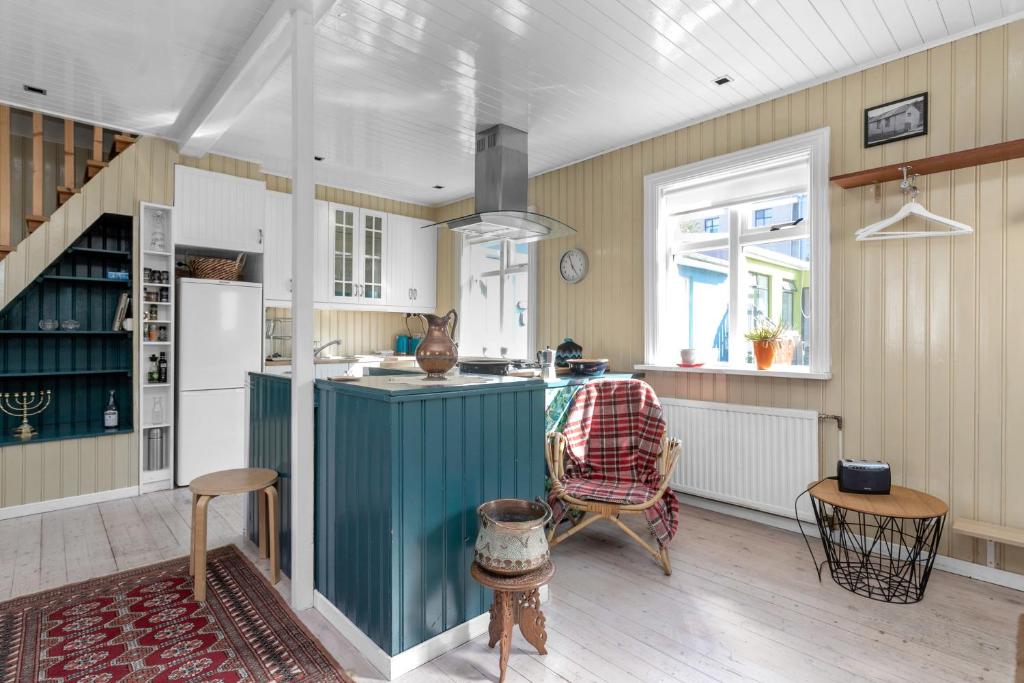 een keuken met een blauw eiland in een kamer bij Vibrant 1BR Home in Reykjavik in Reykjavík