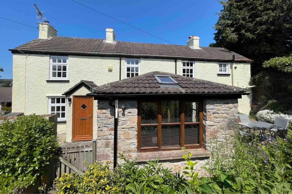 une maison avec une grande fenêtre en face dans l'établissement Charming Chepstow Home, à Chepstow