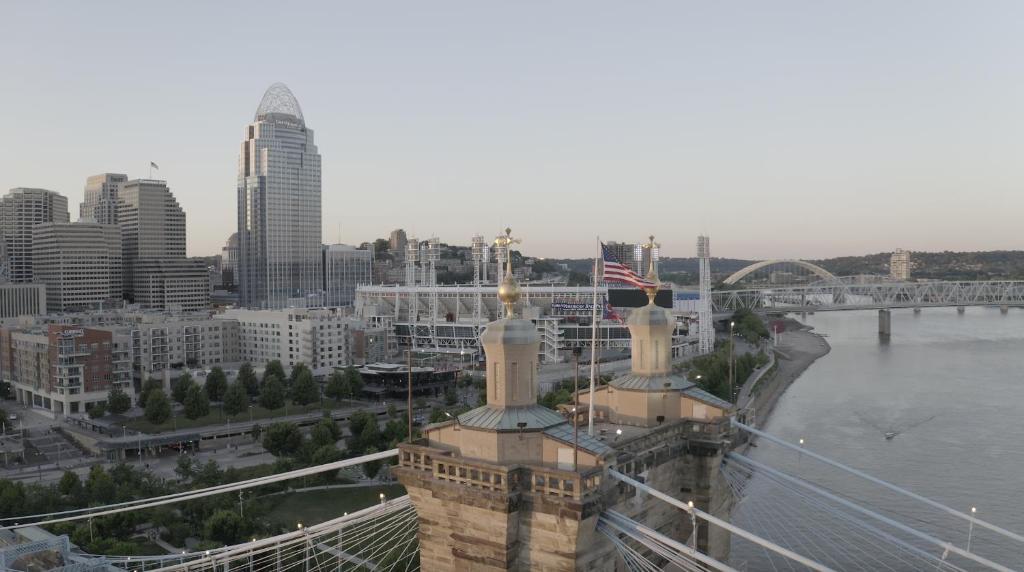 辛辛那提的住宿－REST Suite in Cincinnati M301，享有一座桥梁和一座建筑的城市美景