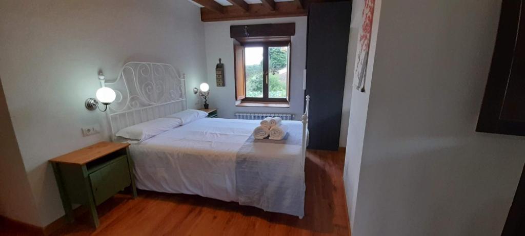 A bed or beds in a room at Gestiona2R - Casa rural Matias Mar y Montaña ideal Familias