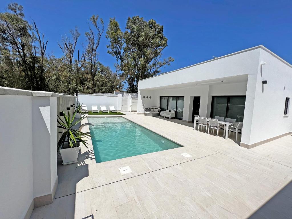 Bazén v ubytování BAMBÚ SUP · Casa rural en Vejer con piscina privada nebo v jeho okolí