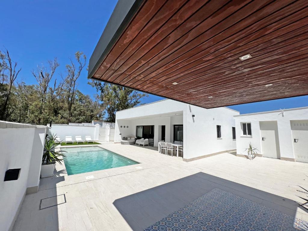 Bazén v ubytování BAMBÚ SUP · Casa rural en Vejer con piscina privada nebo v jeho okolí