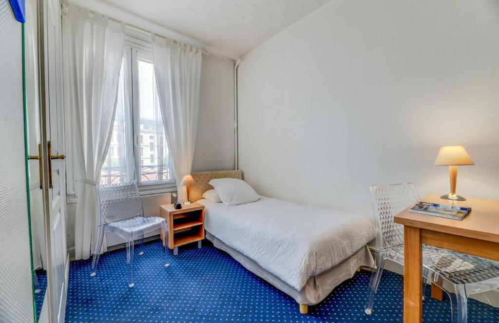 Postel nebo postele na pokoji v ubytování Hôtel VAL FLORES LOGIS