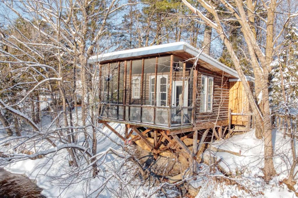 una casa sull'albero nel bosco nella neve di Le Perché-sur-la-rivière a Joliette