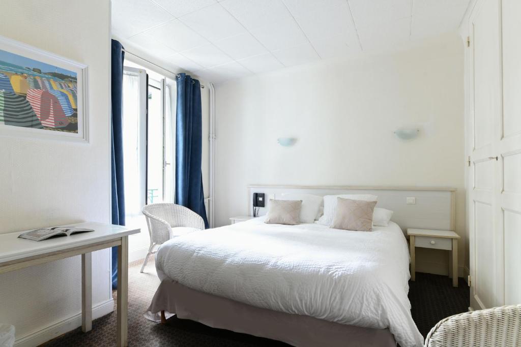 Postel nebo postele na pokoji v ubytování Hôtel VAL FLORES LOGIS