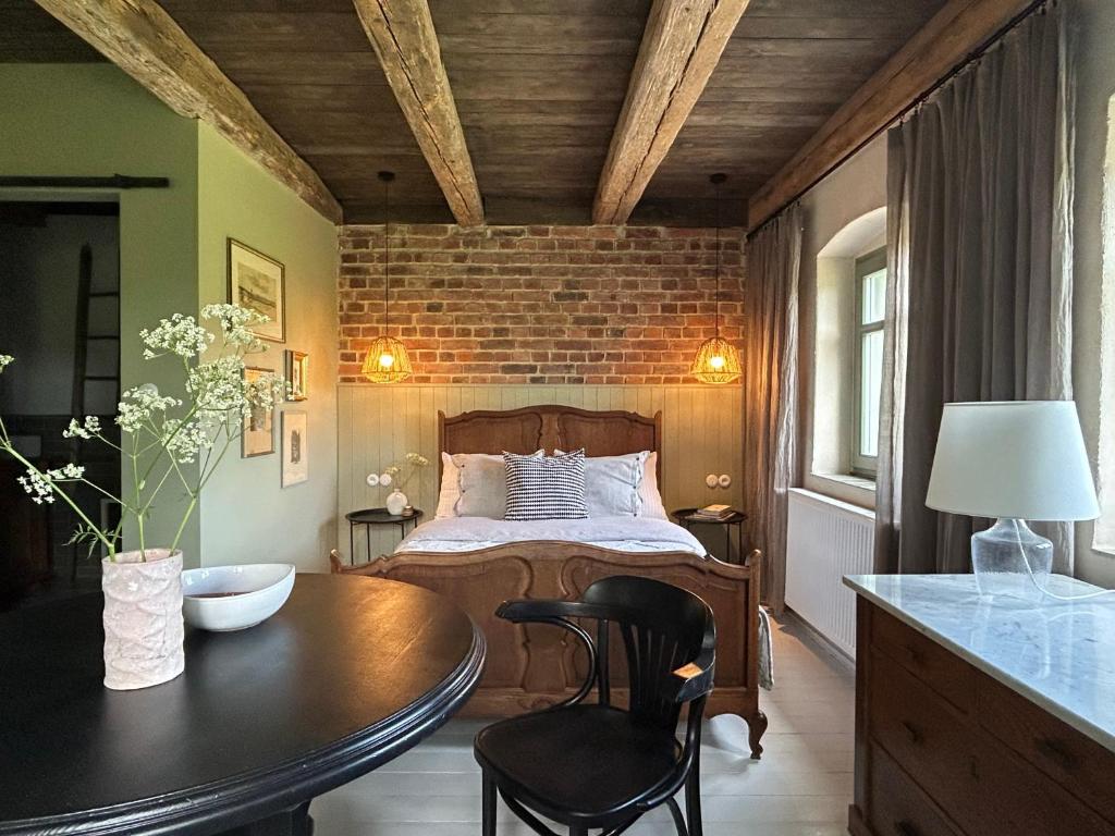 1 dormitorio con 1 cama, mesa y sillas en Dom na Krzewiu en Gryfów Śląski
