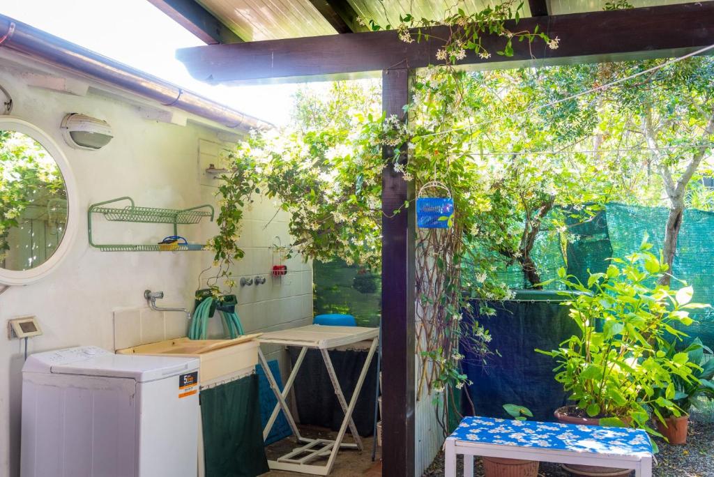 uma vista para o exterior de uma casa de banho com um lavatório e árvores em Villino Lacona em Capoliveri