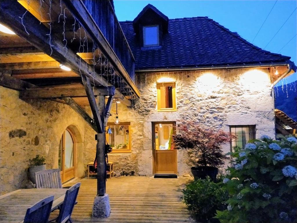 uma casa de pedra com um caminho que leva a uma porta em Le Valombré em Saint-Pierre-de-Chartreuse