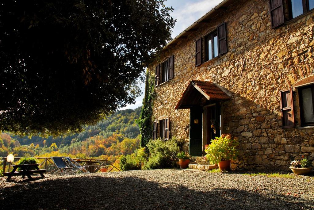 a stone building with a picnic table next to it at Agriturismo Giandriale in Tavarone