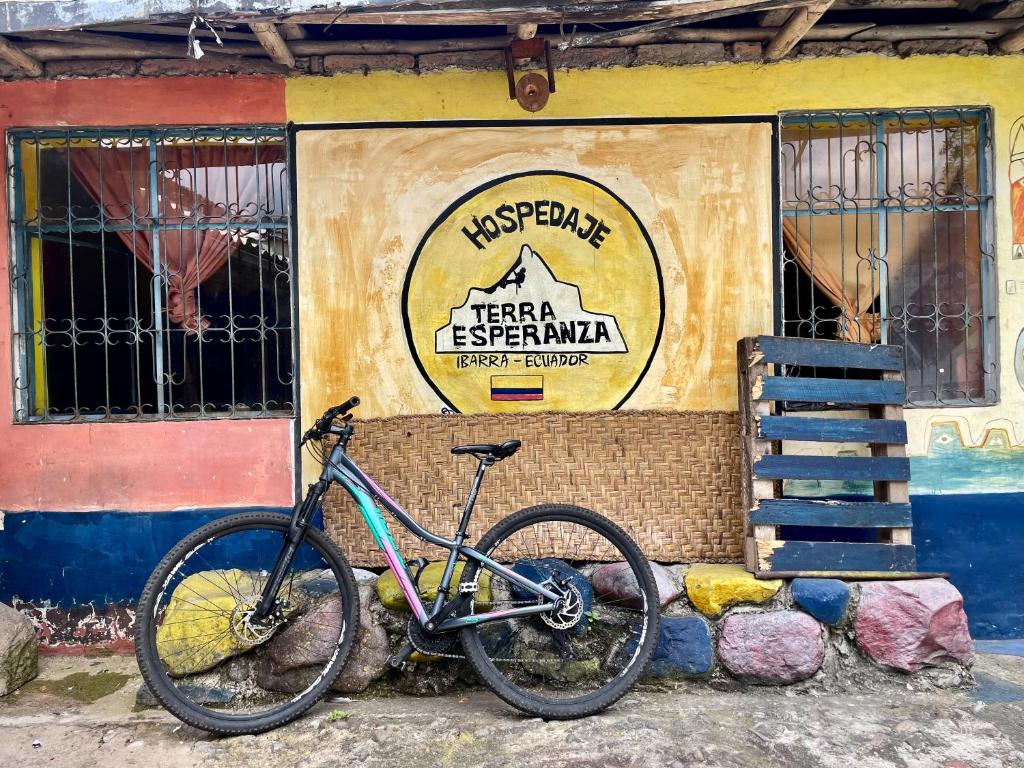 una bicicleta estacionada frente a un edificio en Refugio Terra Esperanza en Ibarra