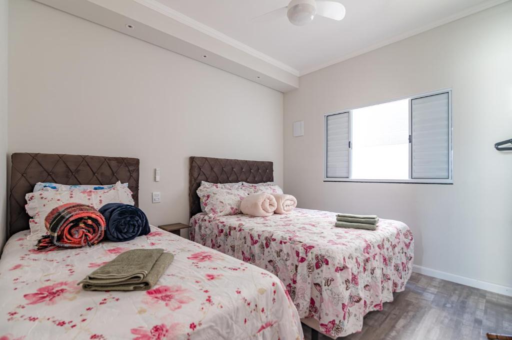- une chambre avec 2 lits et une fenêtre dans l'établissement Casa da Cidinha, à Extrema