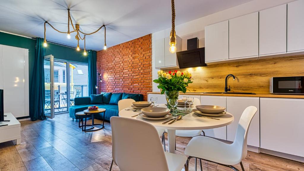 Kuchyň nebo kuchyňský kout v ubytování Apartament Malachit Osada Górska z prywatną sauną - 5D Apartamenty