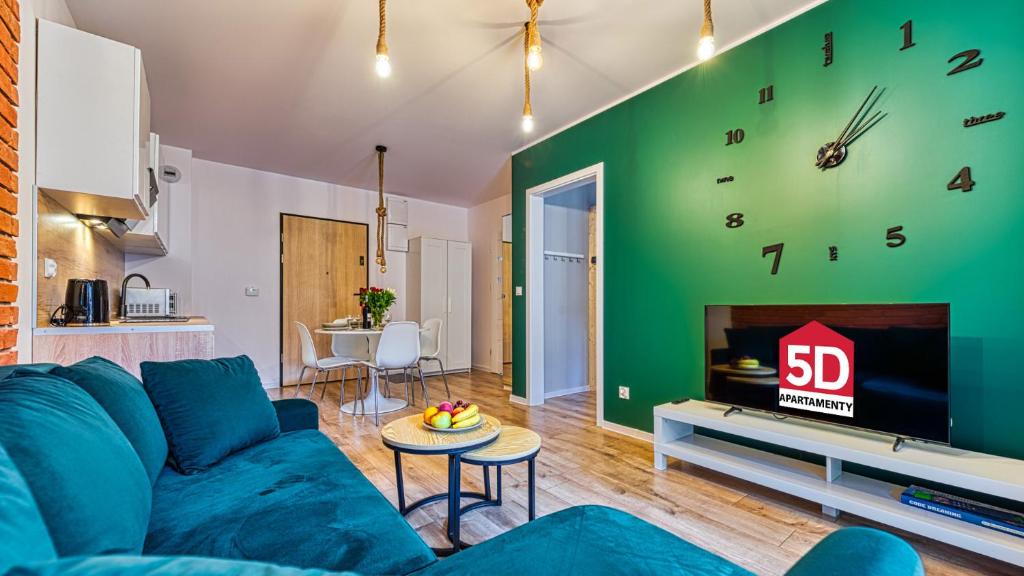 TV a/nebo společenská místnost v ubytování Apartament Malachit Osada Górska z prywatną sauną - 5D Apartamenty