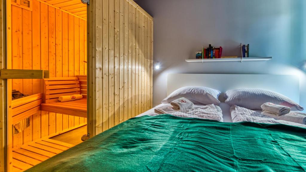 Postel nebo postele na pokoji v ubytování Apartament Malachit Osada Górska z prywatną sauną - 5D Apartamenty