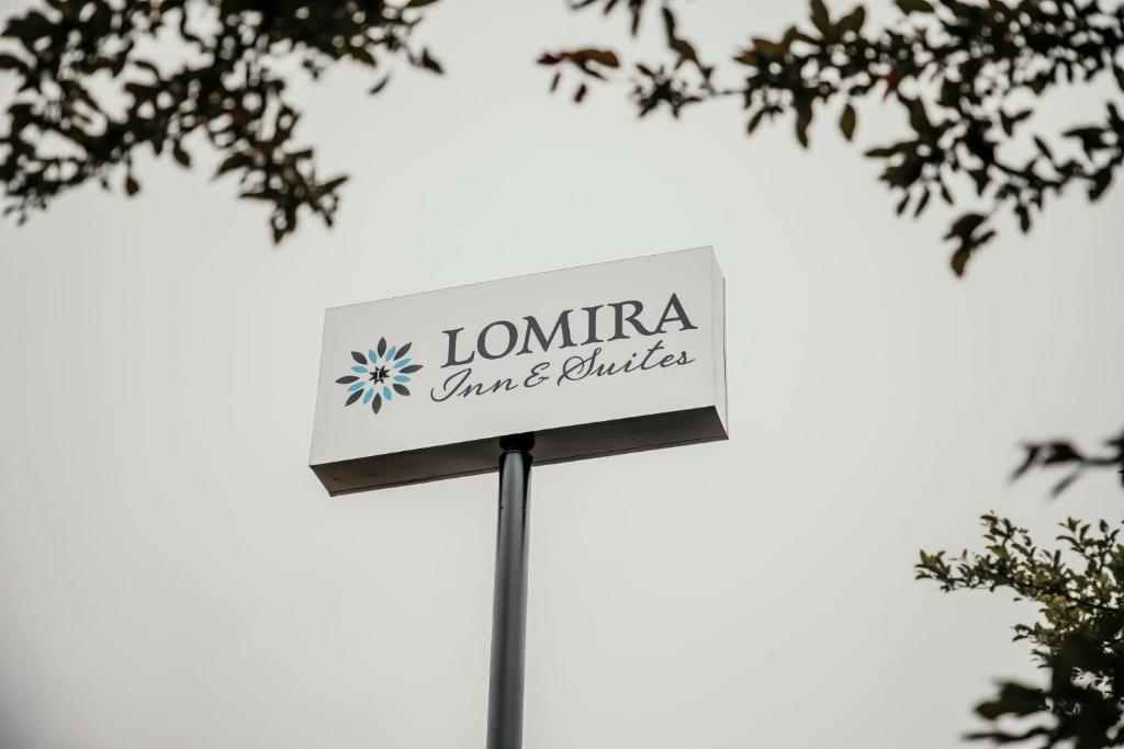 una señal que lee lomina justa y burbujas en Lomira Inn and Suites, en Lomira