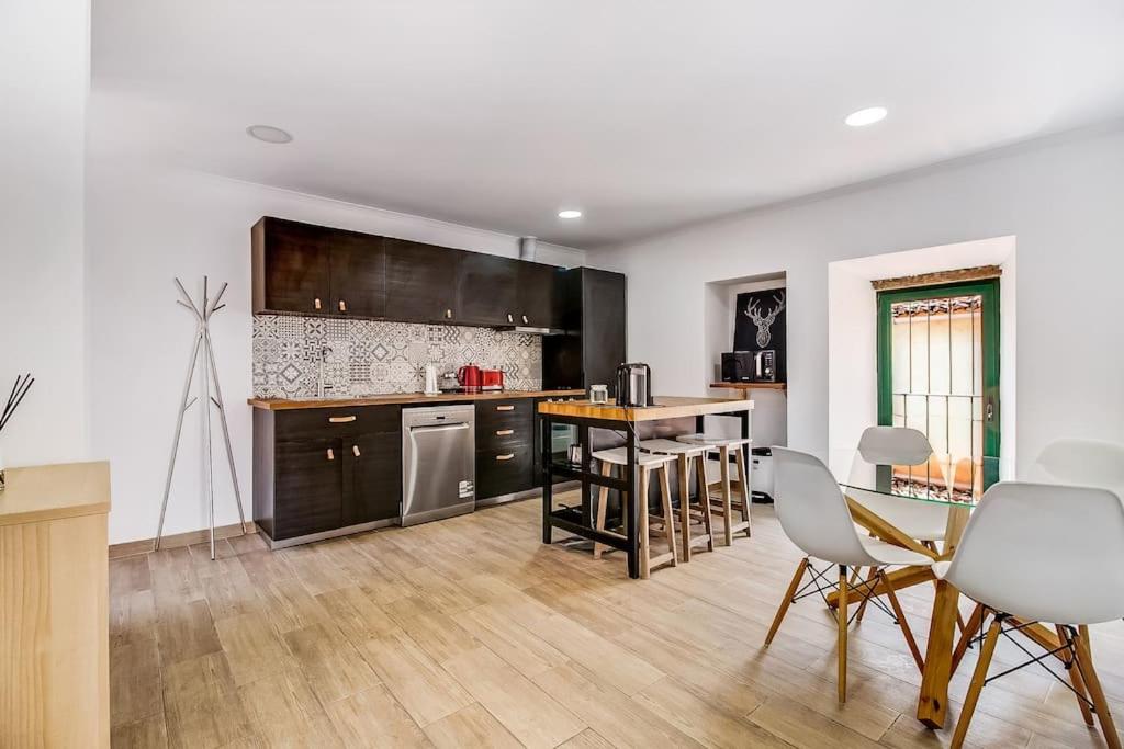 Una cocina y un comedor con mesa y sillas. en Ap. Vila Oeiras 5m a pé da praia, en Oeiras