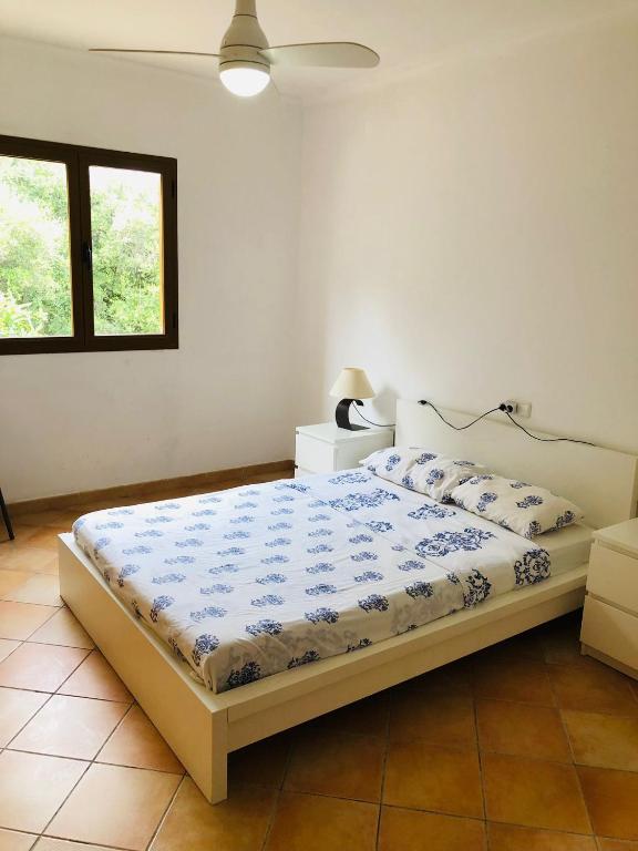 Postel nebo postele na pokoji v ubytování Chalet Font de Sa Cala