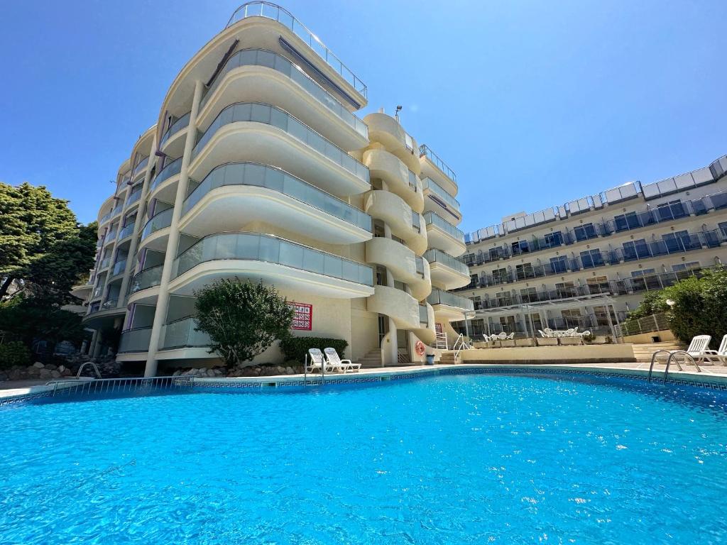 a large swimming pool in front of a building at Domuum Holidays - FONT DE MAR in Salou