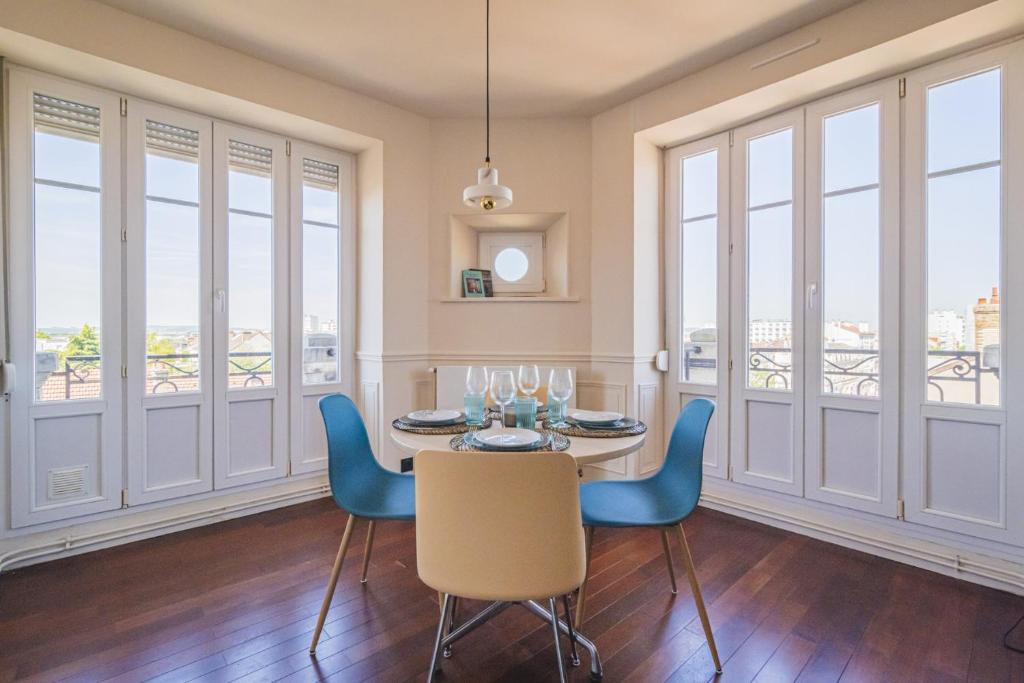une salle à manger avec une table et des chaises bleues dans l'établissement Blue Velvet Reims, à Reims
