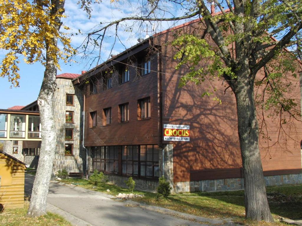 un viejo edificio de ladrillo con un cartel. en Rekreačné zariadenie Crocus en Vysoké Tatry