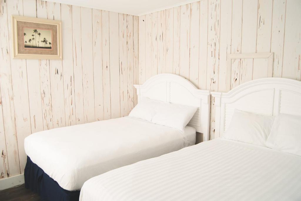 Postel nebo postele na pokoji v ubytování Surf Club Oceanfront Hotel