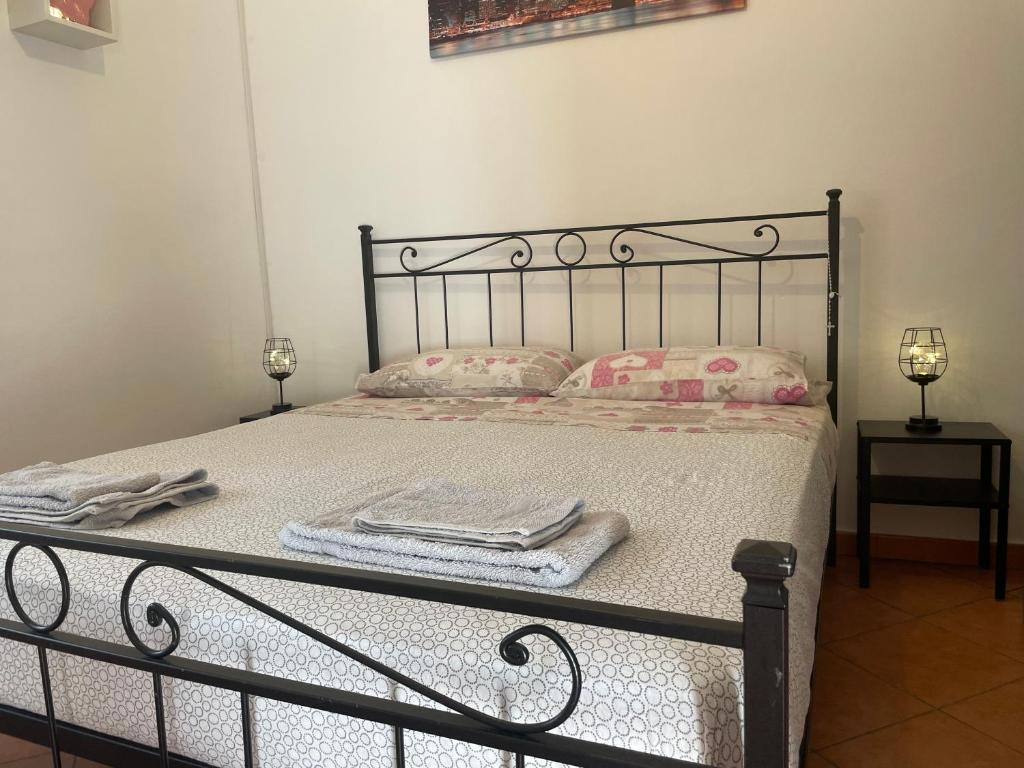 ein Schlafzimmer mit einem Bett mit Handtüchern darauf in der Unterkunft Casalino 